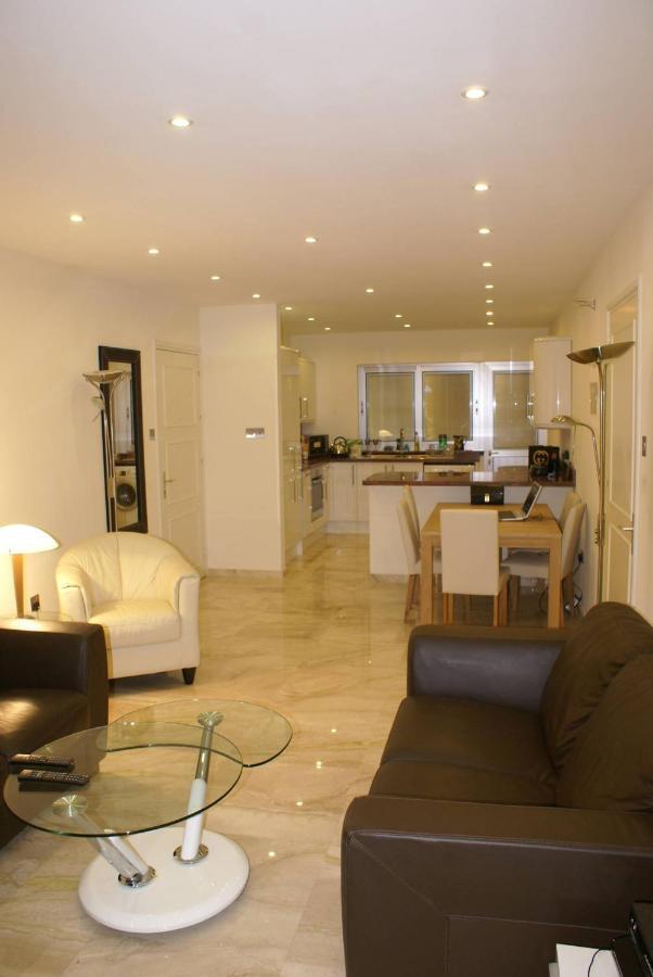 Amathusia Beach Apartment Лімасол Екстер'єр фото