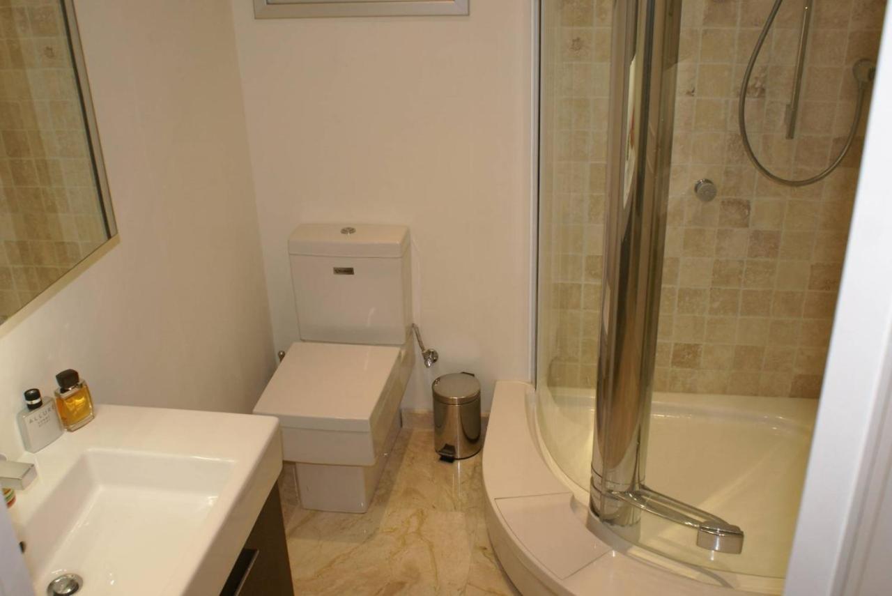 Amathusia Beach Apartment Лімасол Екстер'єр фото